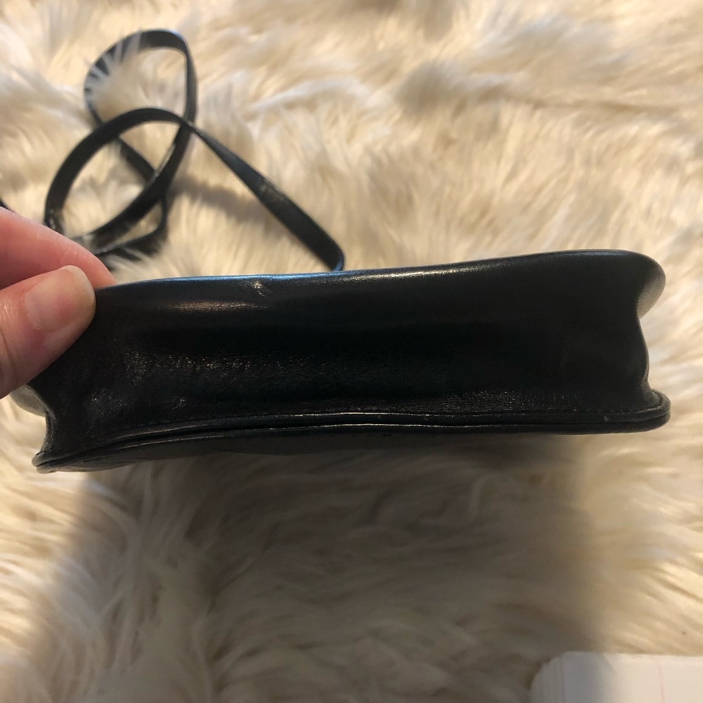 Oroton black leather crossbody purse with snap flap and slip pocket on back - Picture 6 of 9